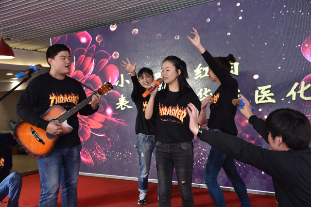 1496500998762336.jpg 14-华东医化院小合唱《红日》.jpg