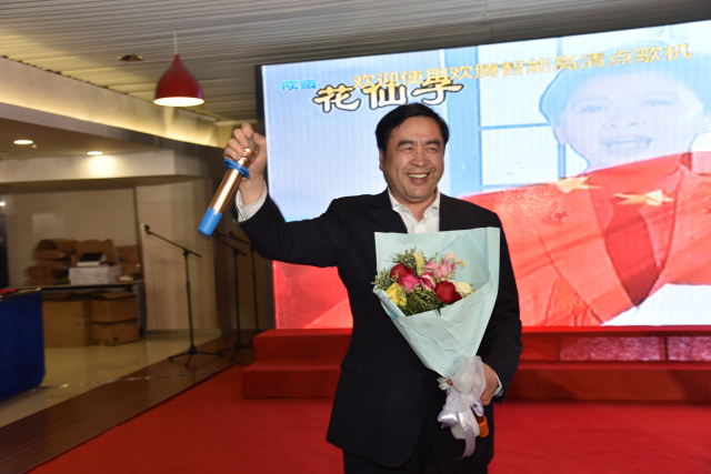 1496501100110295.jpg 20-赵振元董事长独唱2.jpg