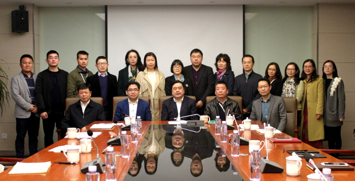 1496504418746193.jpg 3-赵振元同志与参会干部亲切合影.jpg