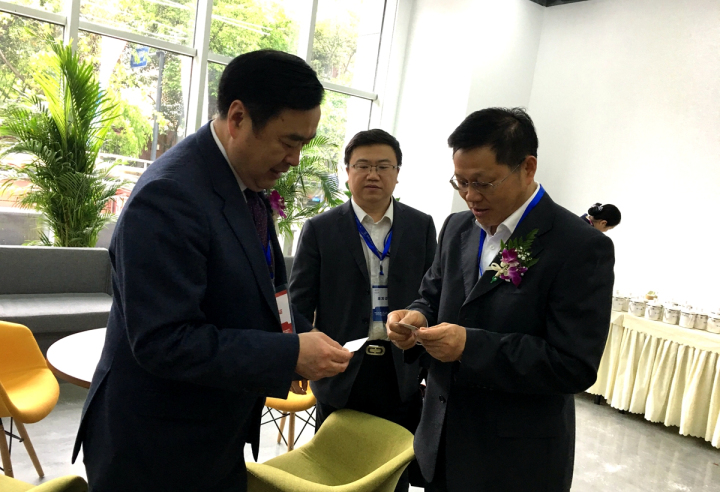 1496510435104037.jpg 27-赵振元同志与雅砻江副总经理王继敏亲切交谈并交换名片.jpg